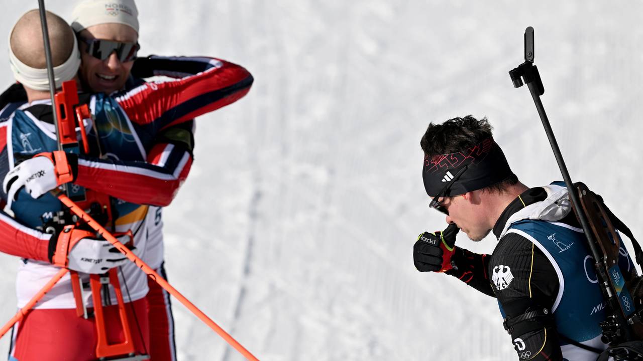 Philipp Horn ist enttäuscht, im Hintergrund jubeln zwei Norweger.