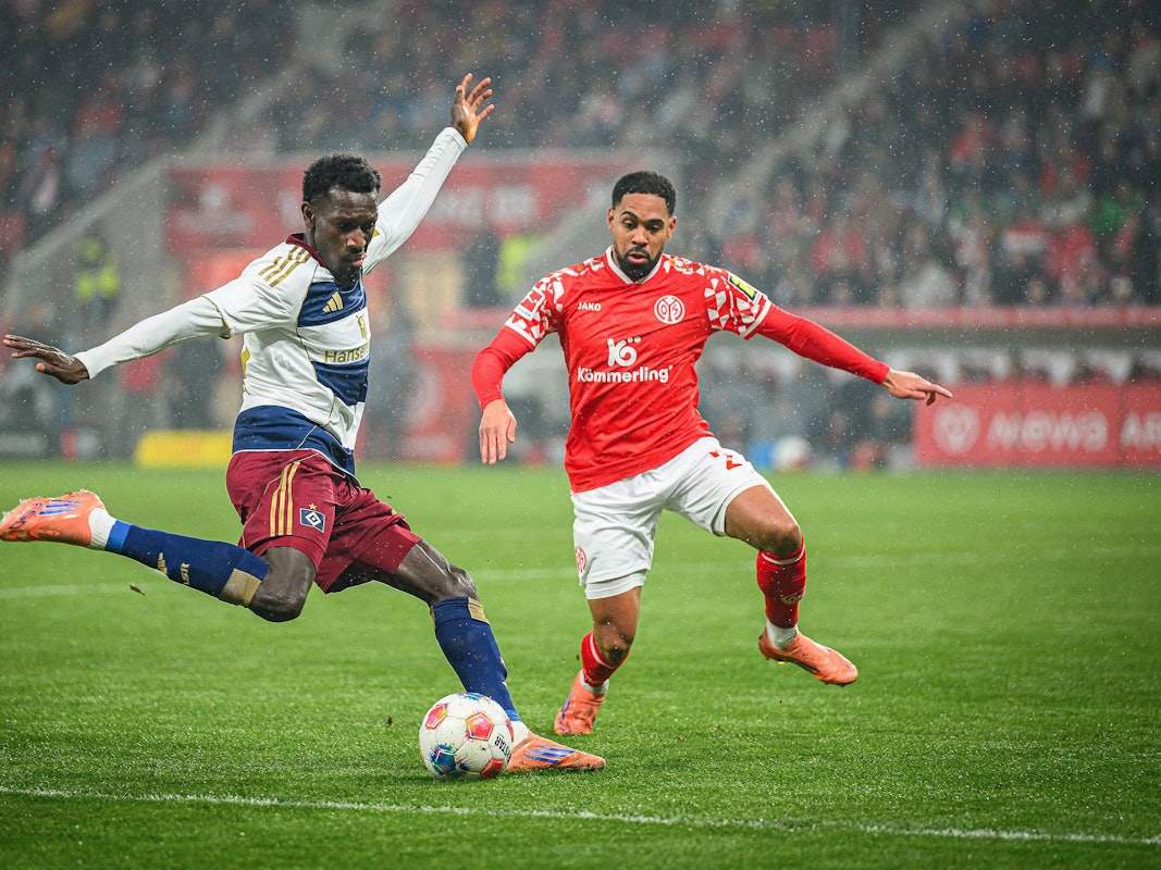 Phillipp Mwene (r.) versucht, einen Pass von Bakery Jatta zu blocken.