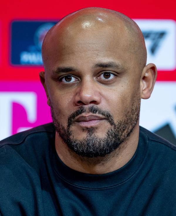 Vincent Kompany spricht bei einer Pressekonferenz.