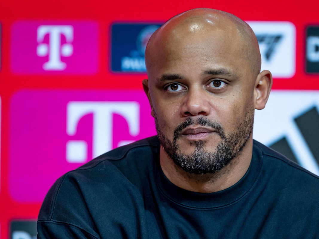 Vincent Kompany spricht bei einer Pressekonferenz.