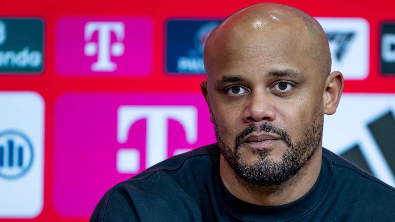 Vincent Kompany spricht bei einer Pressekonferenz.