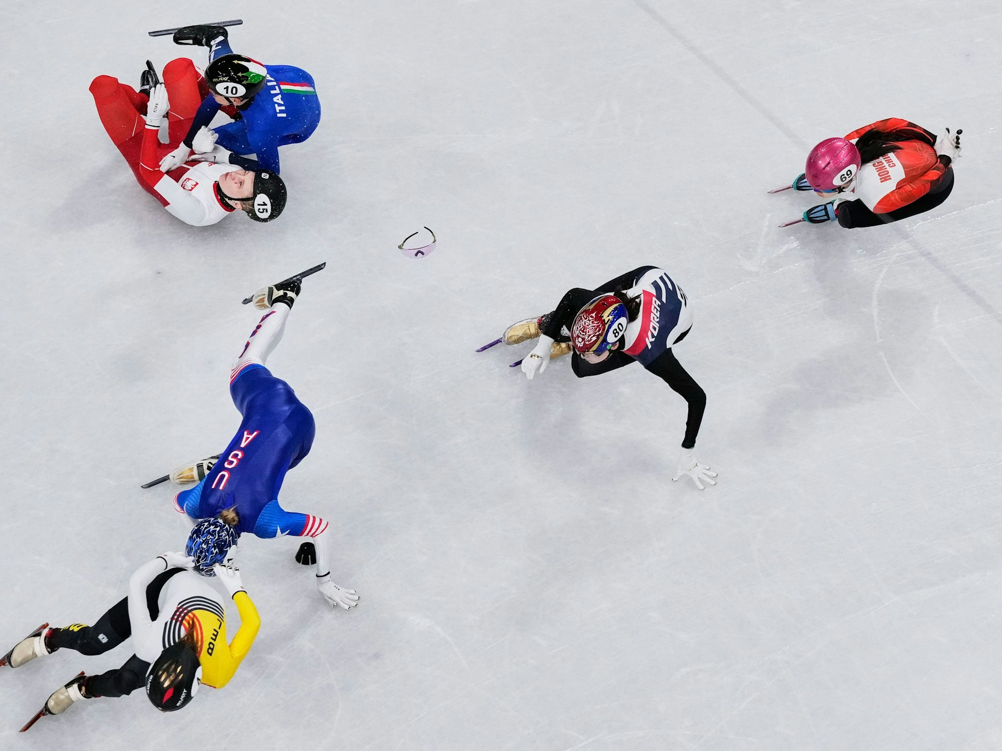 Kamila Sellier (oben links) geht nach einem Zusammenstoß zu Boden.