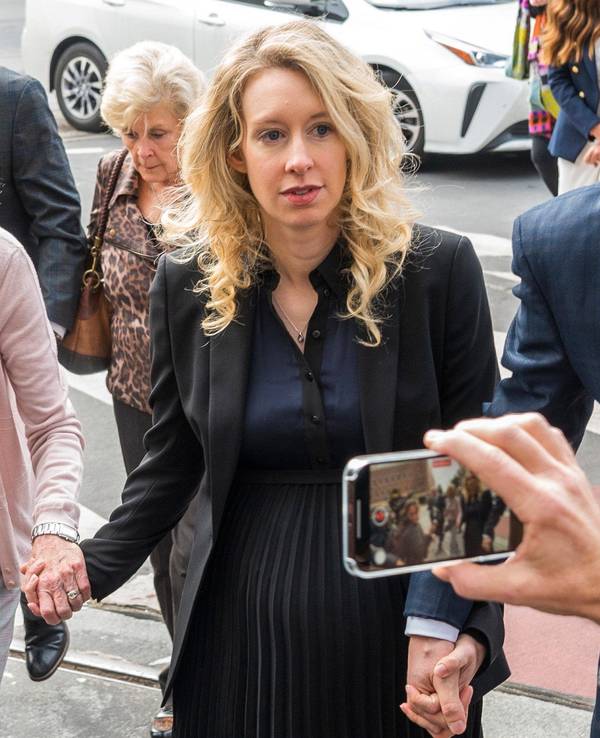 Die Gründerin und Geschäftsführerin von Theranos, Elizabeth Holmes, betritt ein Bundesgericht in San Jose.