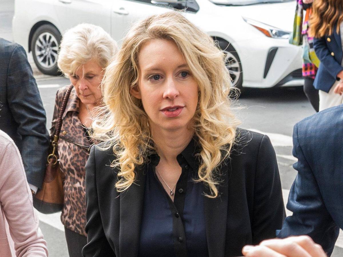 Die Gründerin und Geschäftsführerin von Theranos, Elizabeth Holmes, betritt ein Bundesgericht in San Jose.