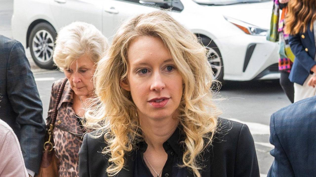 Die Gründerin und Geschäftsführerin von Theranos, Elizabeth Holmes, betritt ein Bundesgericht in San Jose.