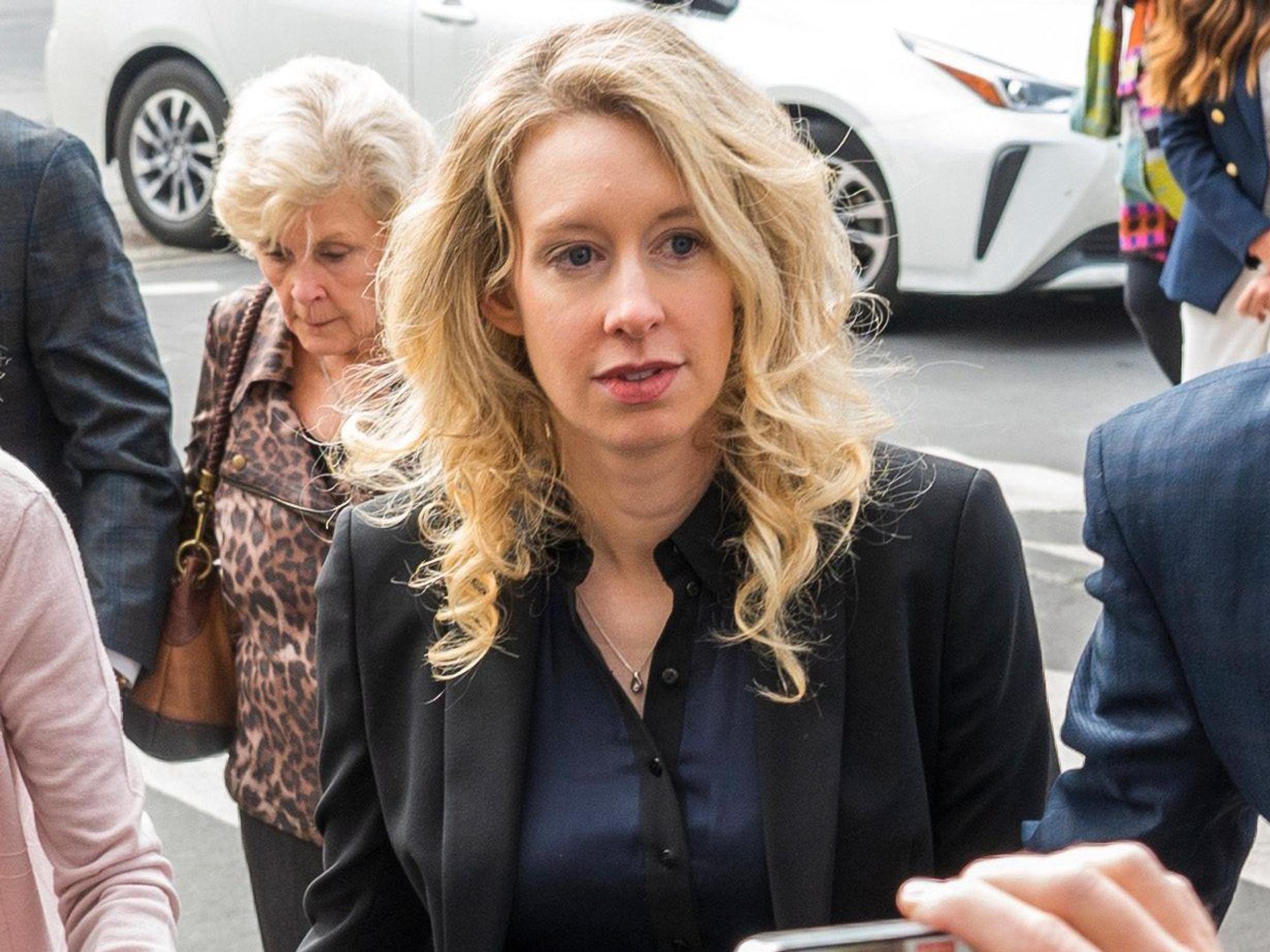 Die Gründerin und Geschäftsführerin von Theranos, Elizabeth Holmes, betritt ein Bundesgericht in San Jose.