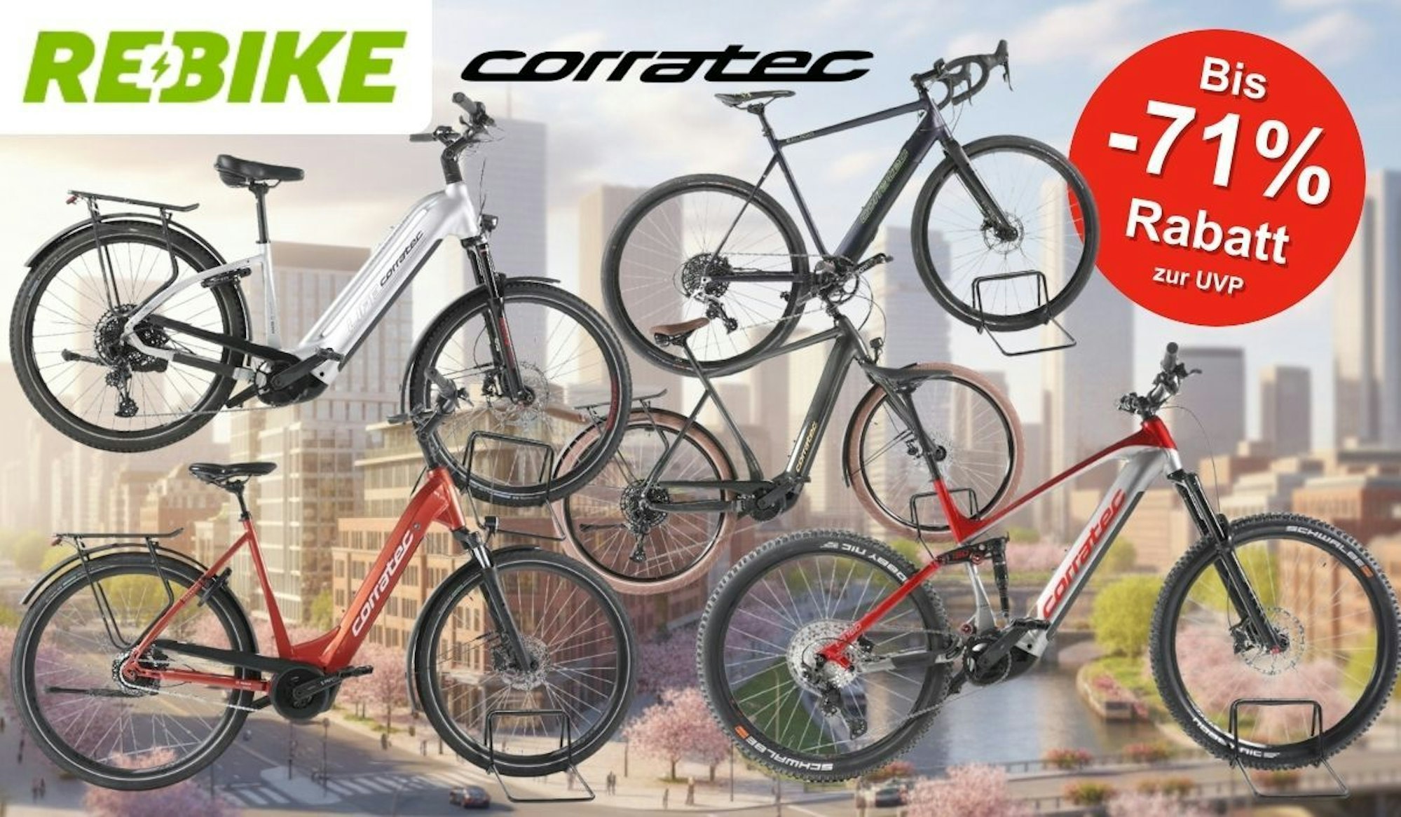 Mehrere Corratec E‑Bikes unterschiedlicher Typen – darunter Trekking-, City- und Mountainbikes – vor einem urbanen Großstadt-Hintergrund.