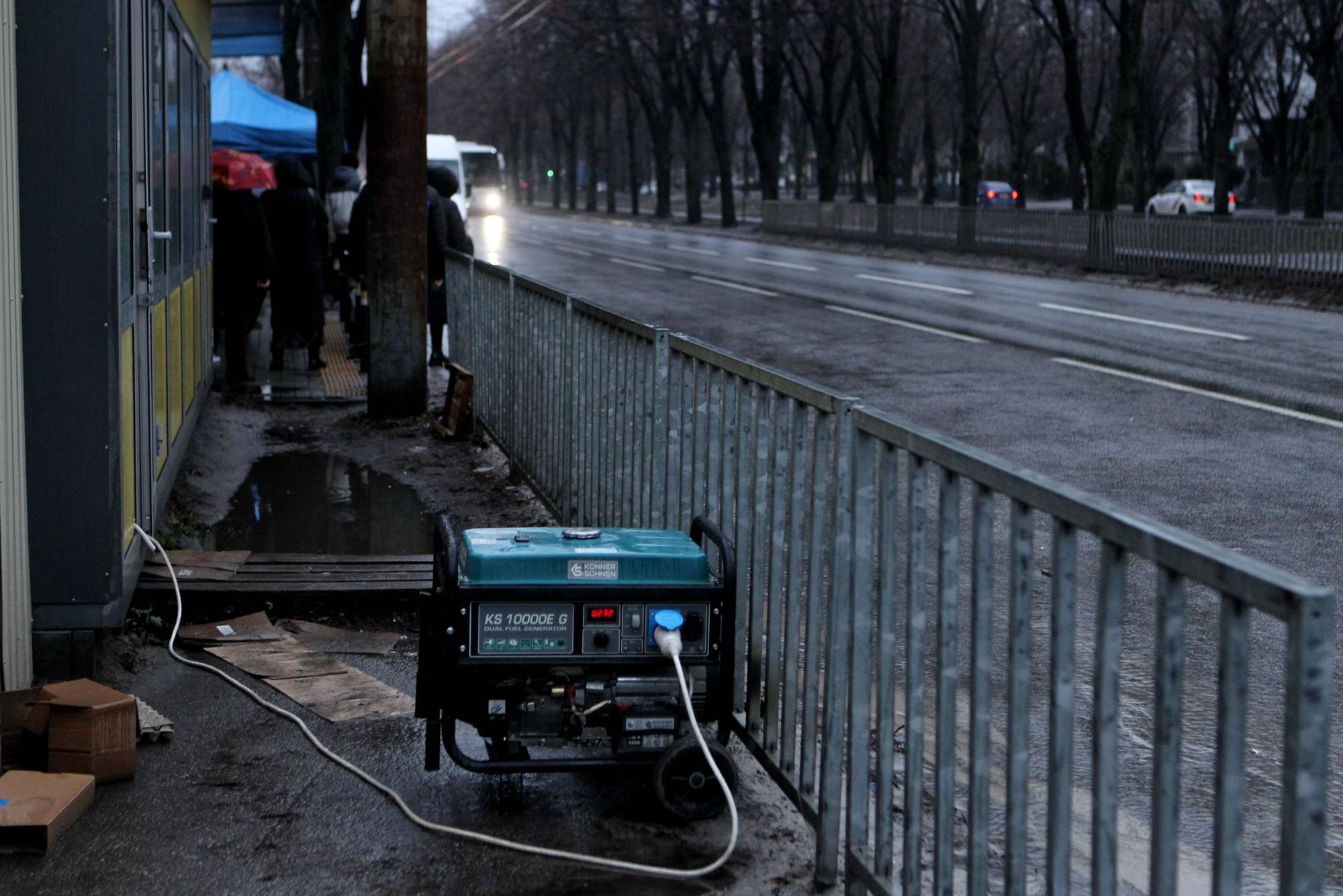 Stromgeneratoren wie dieser sind lebenswichtig im ukrainischen Winter. Hier ist ein Generator im Januar in einer Straße in Dnipro zu sehen. Der Strom fiel nach russischen Angriffen erneut aus.