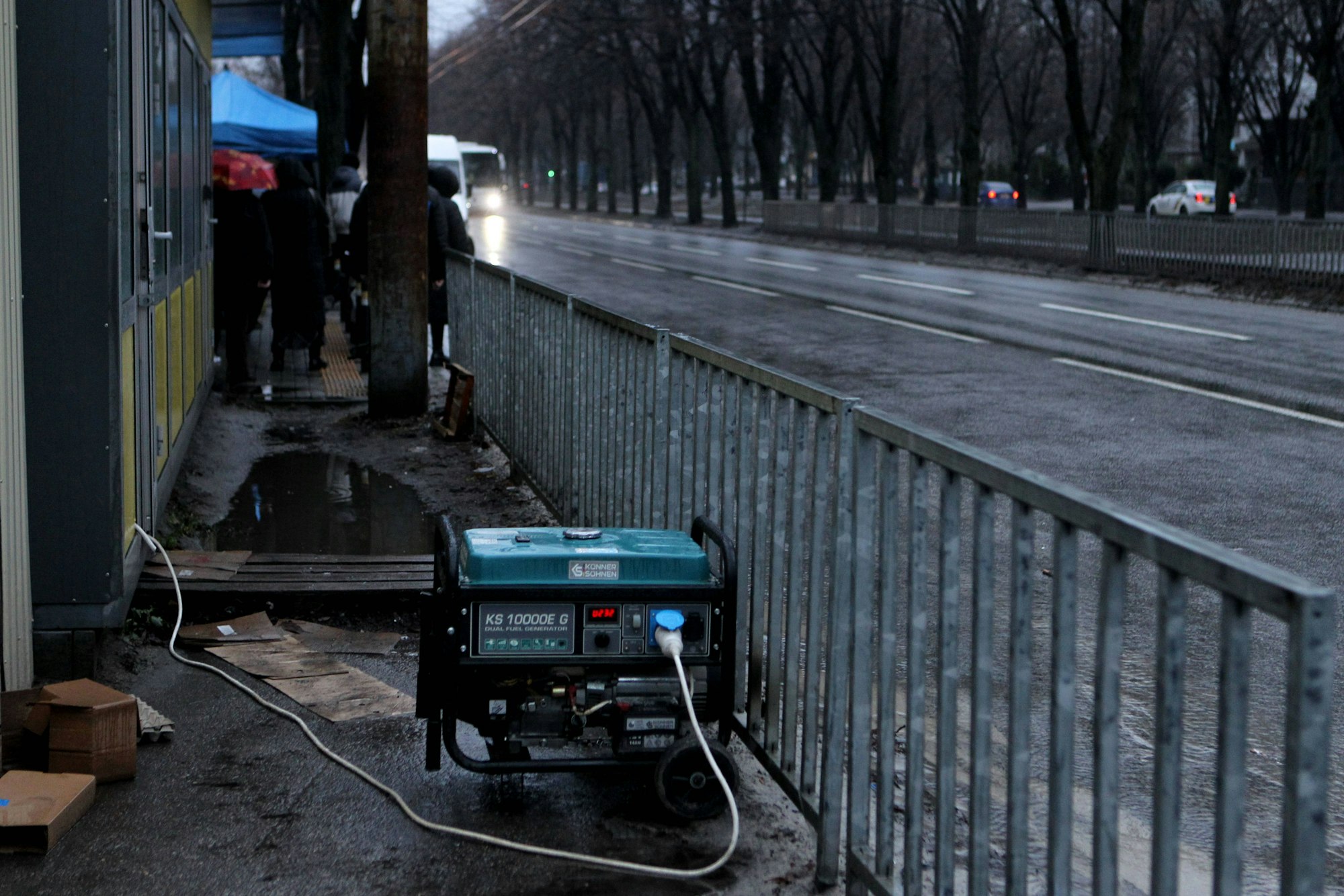 Stromgeneratoren wie dieser sind lebenswichtig im ukrainischen Winter. Hier ist ein Generator im Januar in einer Straße in Dnipro zu sehen. Der Strom fiel nach russischen Angriffen erneut aus.