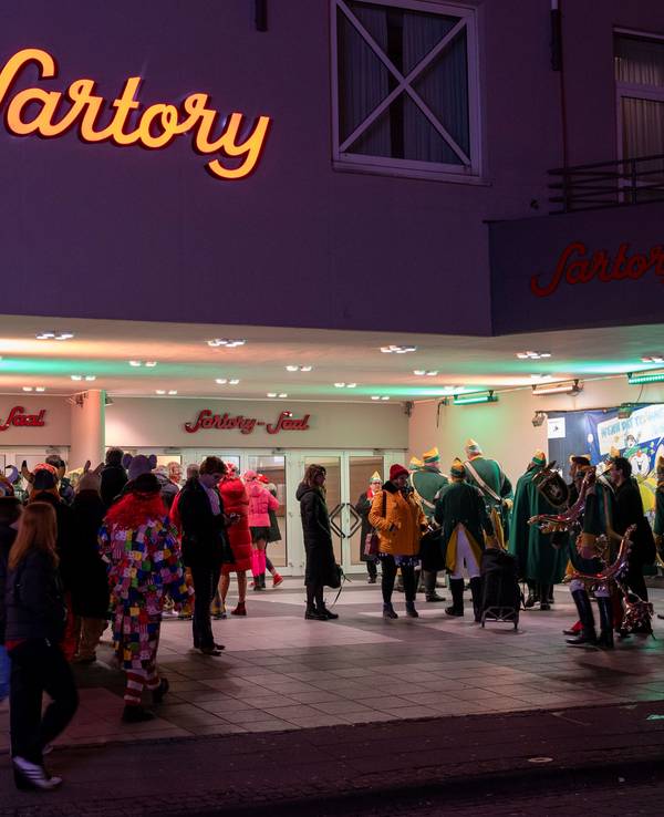 Die Sartory-Säle in Köln: Jecke stehen vor dem Eingang.