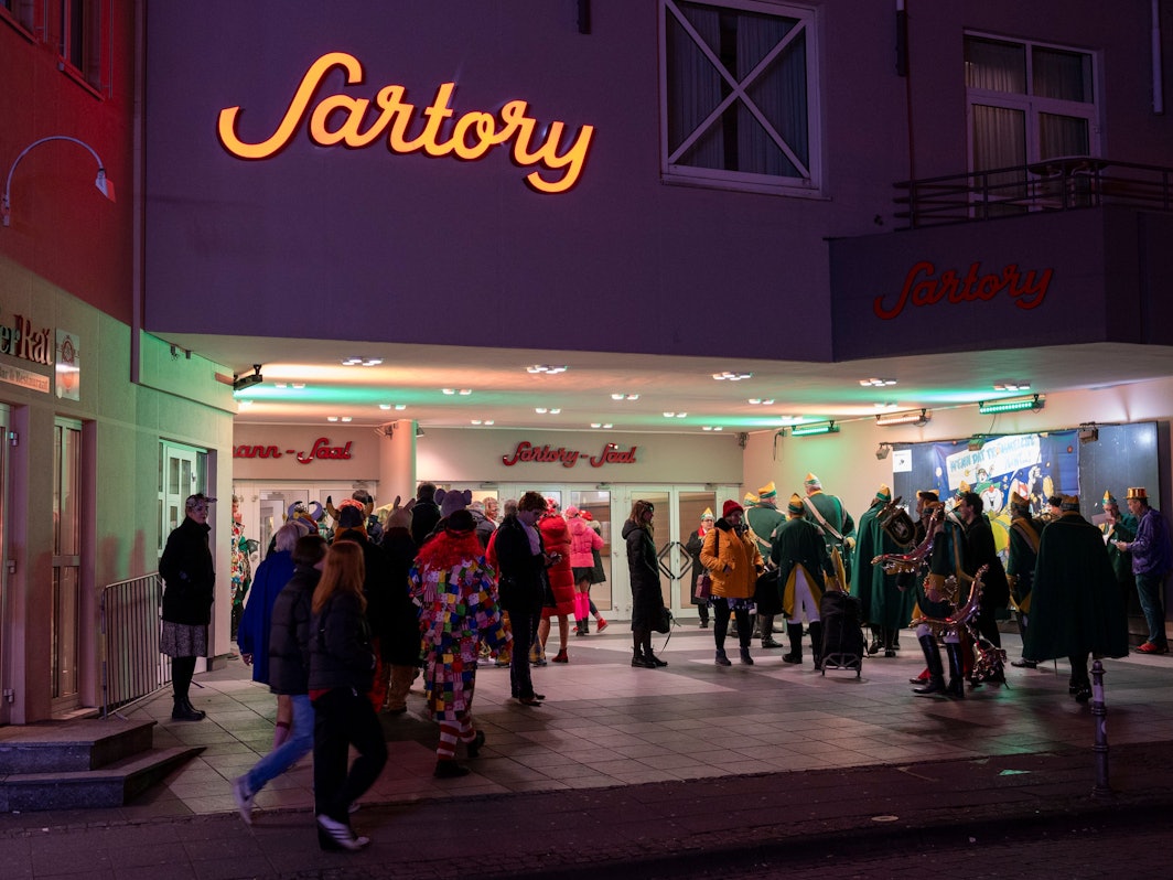Die Sartory-Säle in Köln: Jecke stehen vor dem Eingang.