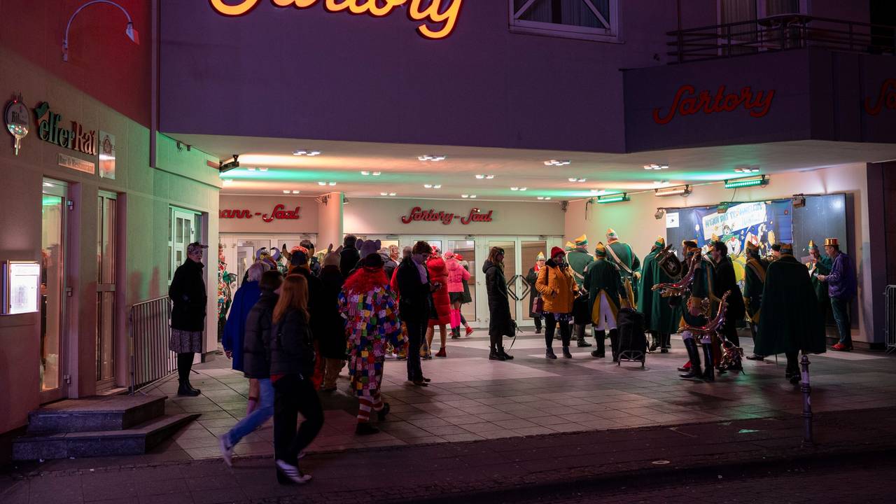 Die Sartory-Säle in Köln: Jecke stehen vor dem Eingang.