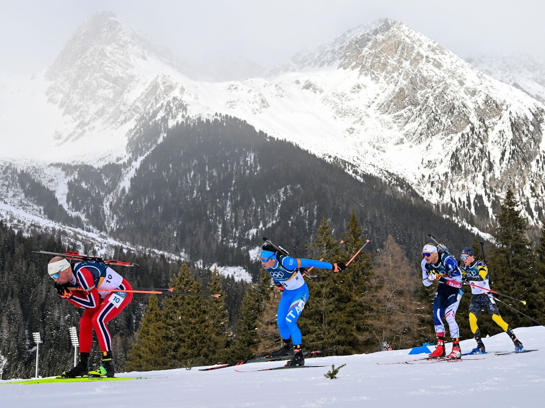 Tommaso Giacomel (2.v.l.) beim Massenstart bei den Olympischen Spielen.