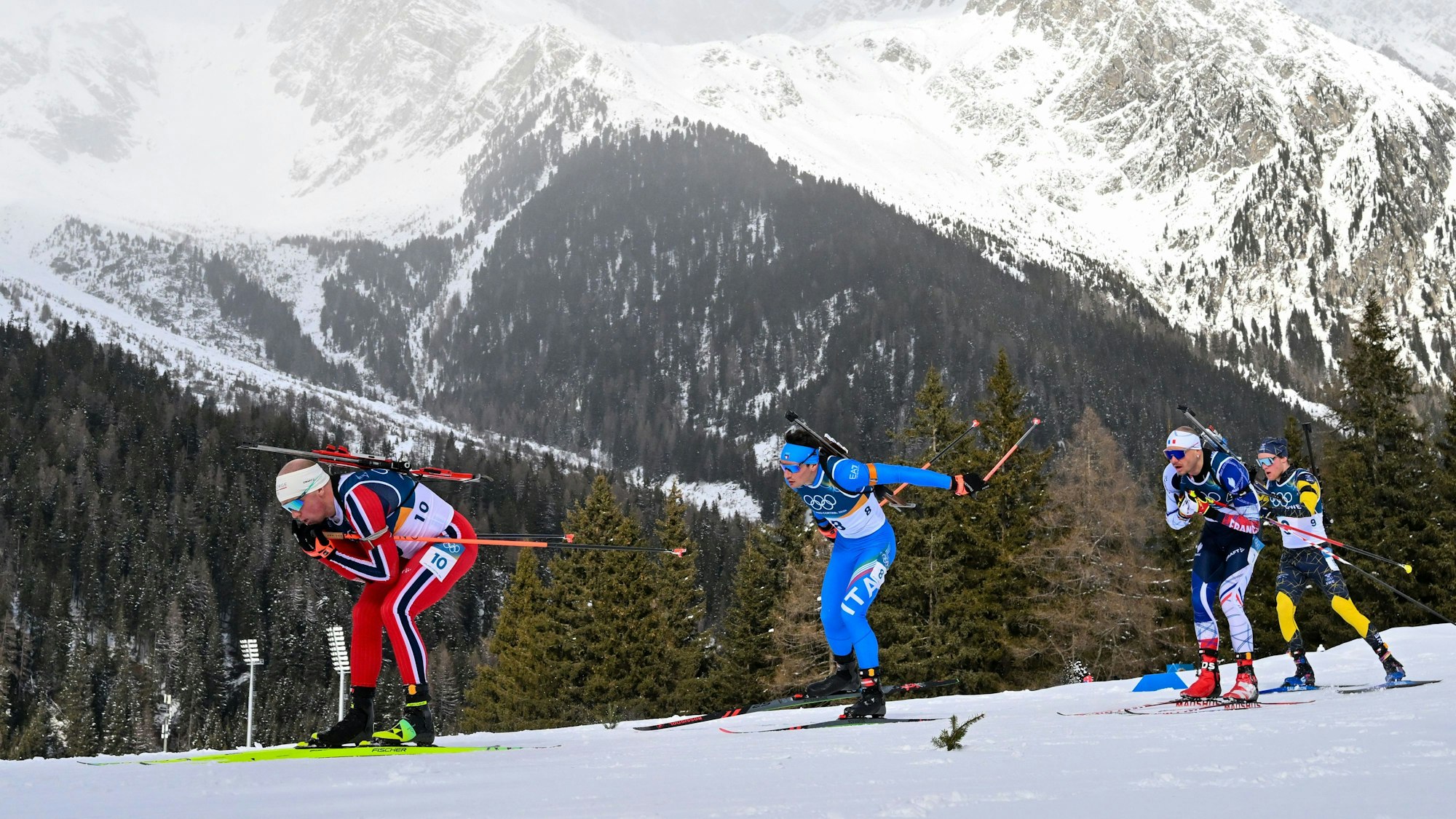 Tommaso Giacomel (2.v.l.) beim Massenstart bei den Olympischen Spielen.