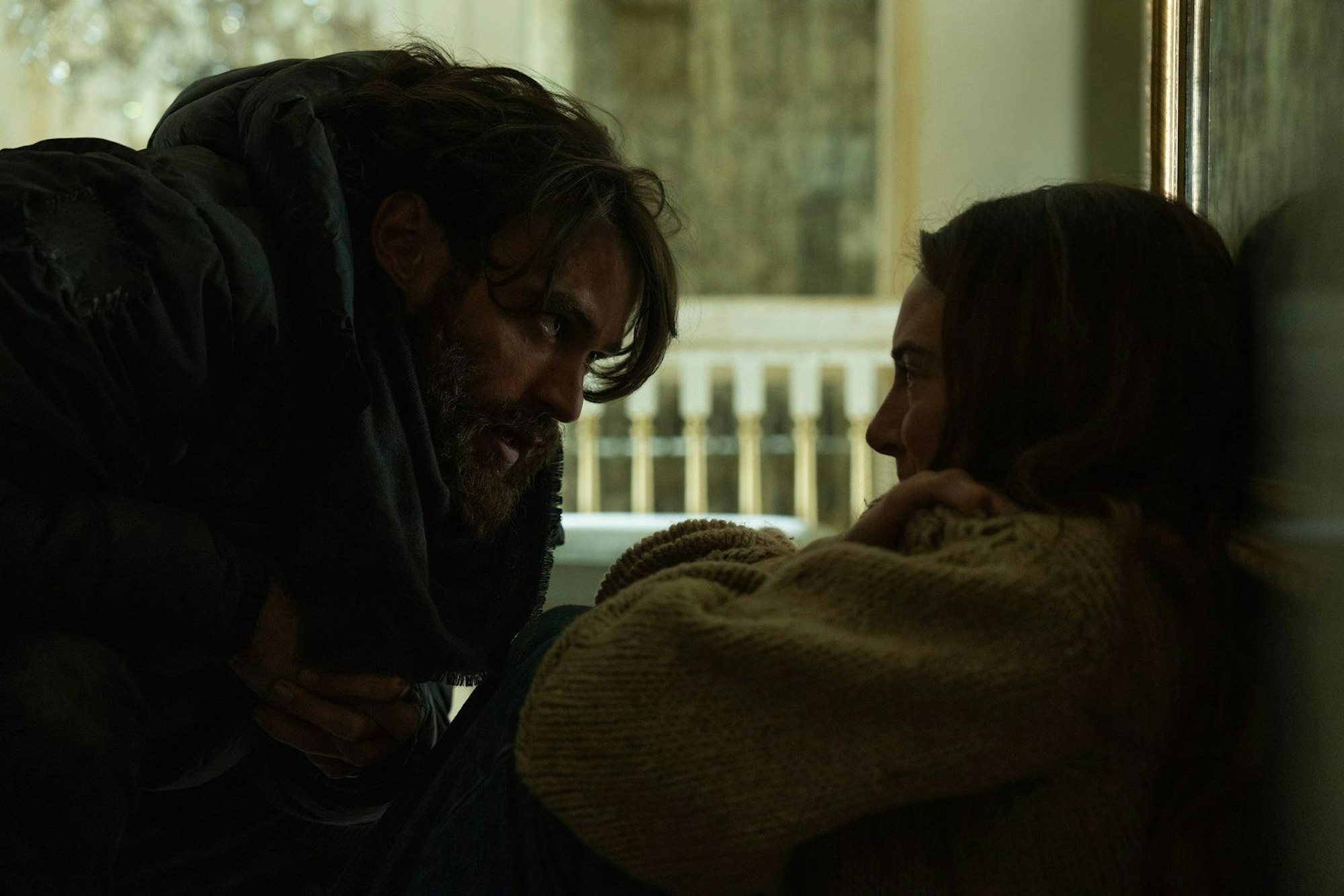 Begegnung in der Postapokalypse: Annie (Shailene Woodley) bekommt nach Jahren der Einsamkeit in ihrem Versteck Besuch von einem Fremden (Thomas Doherty). (Bild: © 2025 Disney. All rights reserved.)