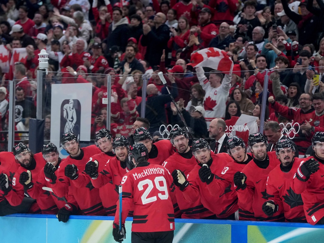 Nathan MacKinnon klatscht nach einem Tor mit seinen Teamkollegen ab.