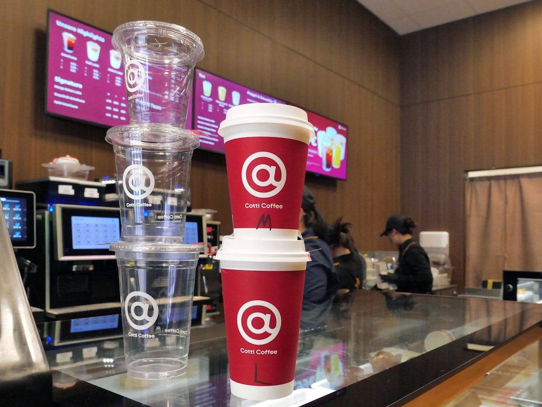 18.02.2026, Berlin - Deutschland. Cotti Coffee, Billigkaffee-Kette in Mitte. *** 18 02 2026, Berlin Germany Cotti Coffee, cheap coffee chain in Mitte