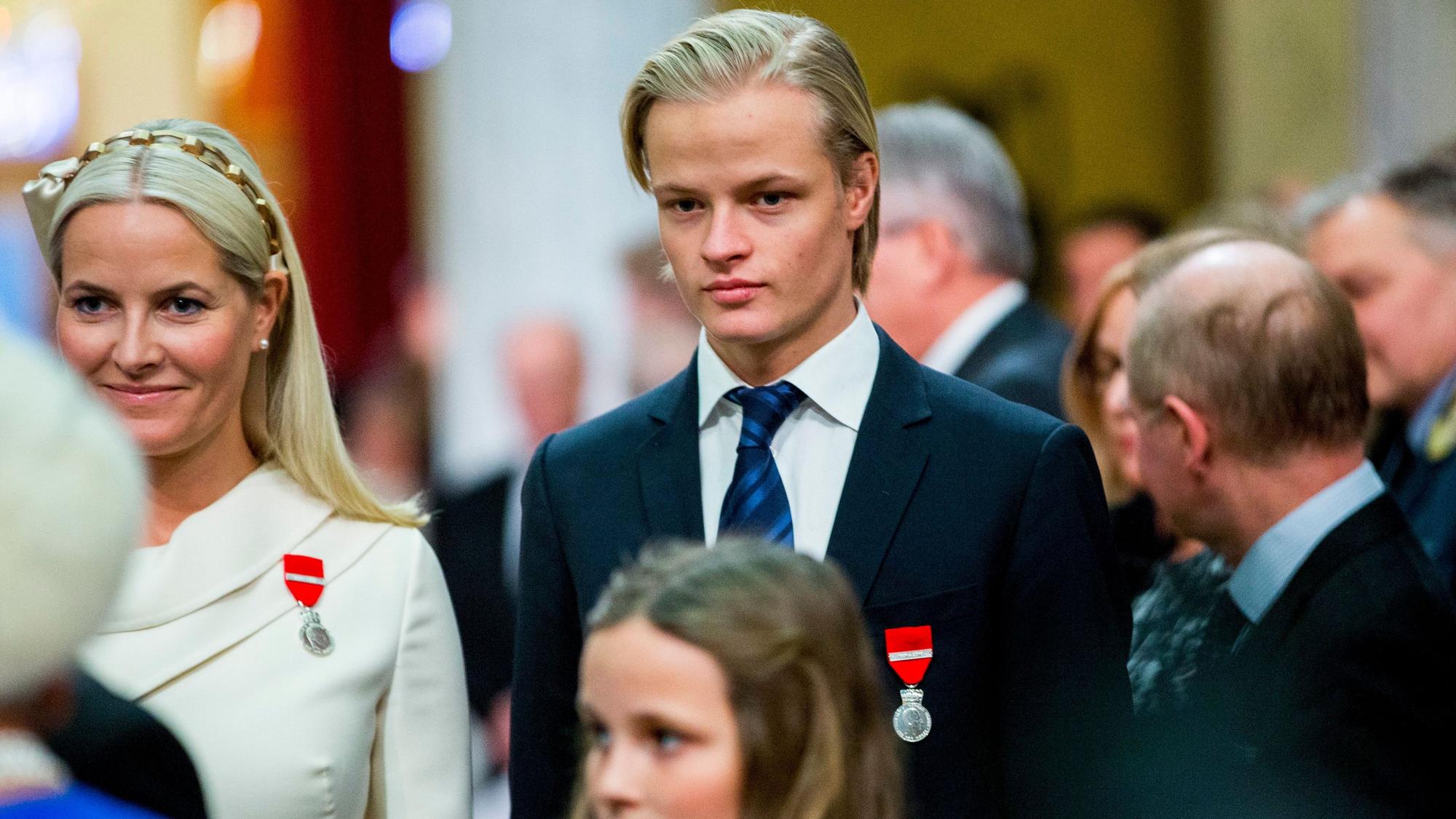Kronprinzessin Mette-Marit von Norwegen (l) und ihr Sohn Marius Borg Hoiby.