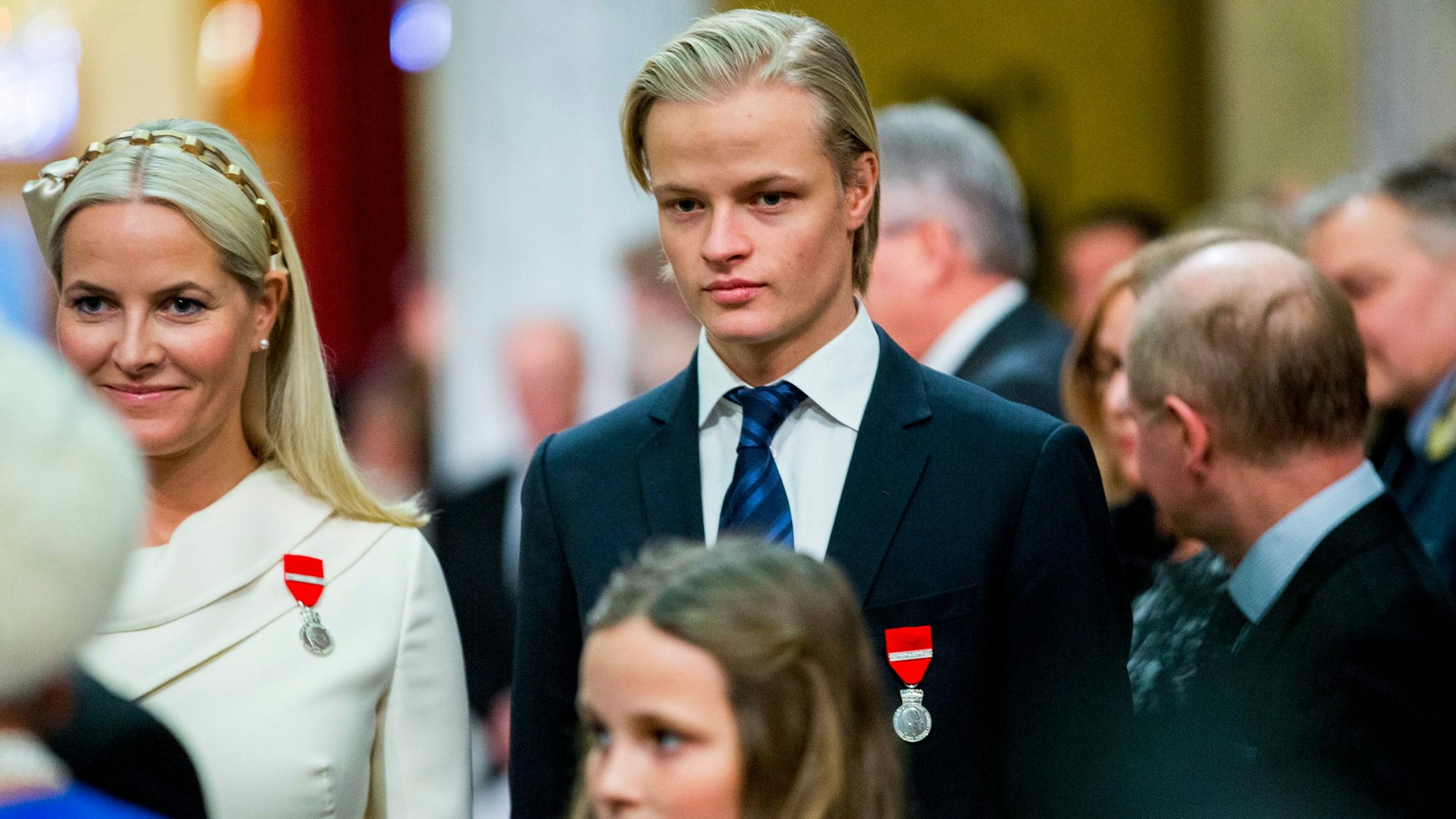 Kronprinzessin Mette-Marit von Norwegen (l) und ihr Sohn Marius Borg Hoiby.