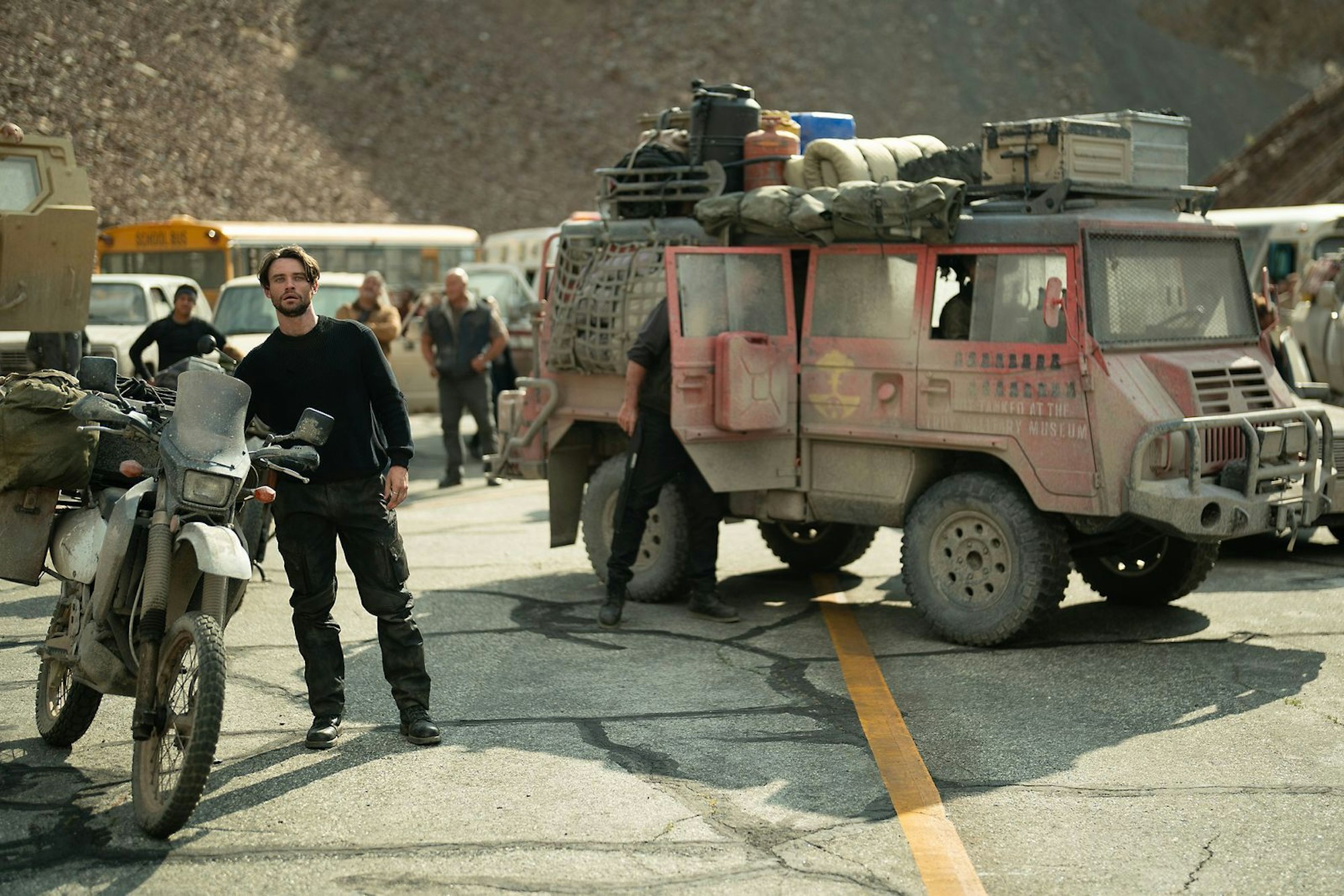 In Paradise, Staffel zwei, bevölkern paramilitärische Einheiten die Draußen-Welt. (Bild: © 2025 Disney. All rights reserved.)