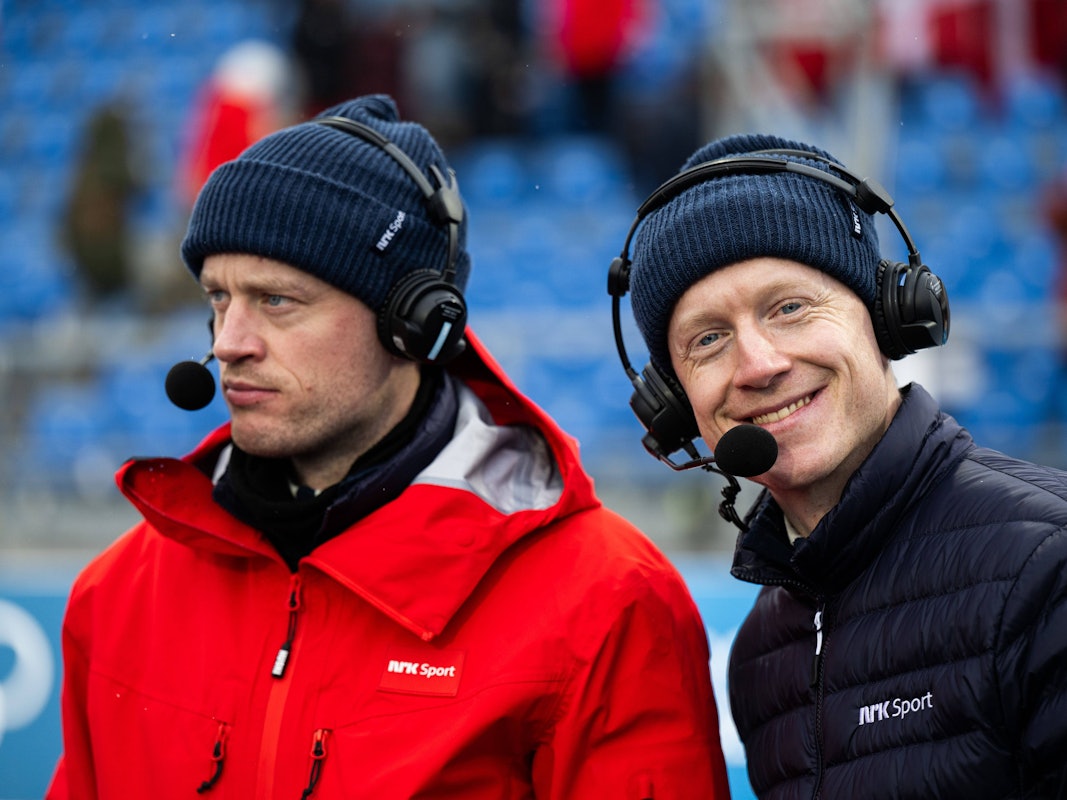 Johannes Thingnes Bö und sein Bruder Tarjei mit Headsets als Beobachter bei einem Rennen.