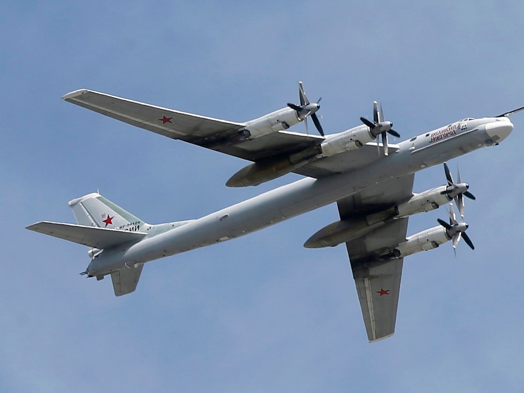 Ein russischer strategischen Bomber und Raketenträger Tu-95 MS im Flug
