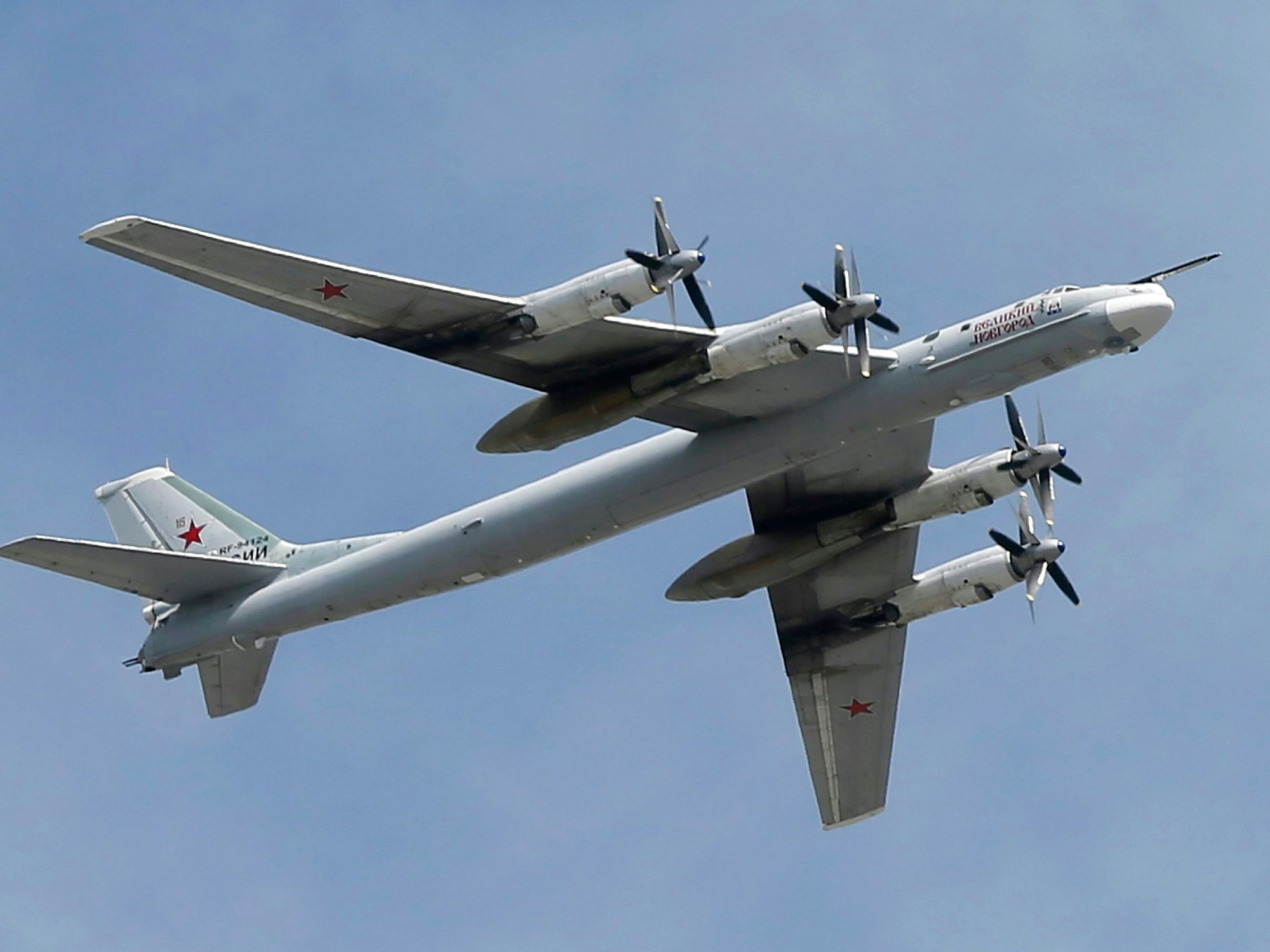 Ein russischer strategischen Bomber und Raketenträger Tu-95 MS im Flug