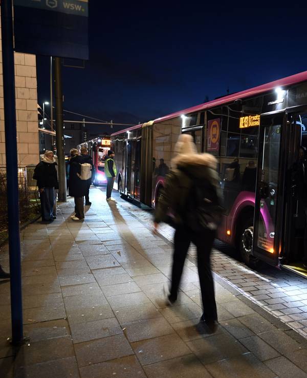 Passagiere steigen in einen Bus des Bahnersatzverkehrs. Wegen umfangreicher Bauarbeiten ist die wichtige Strecke von Köln über Wuppertal nach Hagen für gut fünf Monate dicht.