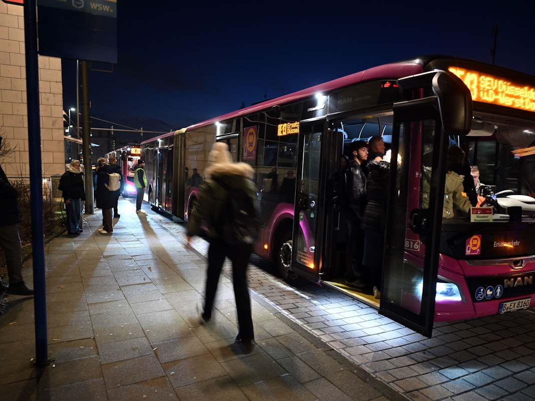 Passagiere steigen in einen Bus des Bahnersatzverkehrs. Wegen umfangreicher Bauarbeiten ist die wichtige Strecke von Köln über Wuppertal nach Hagen für gut fünf Monate dicht.