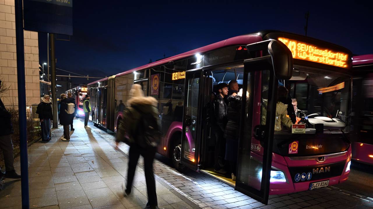 Passagiere steigen in einen Bus des Bahnersatzverkehrs. Wegen umfangreicher Bauarbeiten ist die wichtige Strecke von Köln über Wuppertal nach Hagen für gut fünf Monate dicht.
