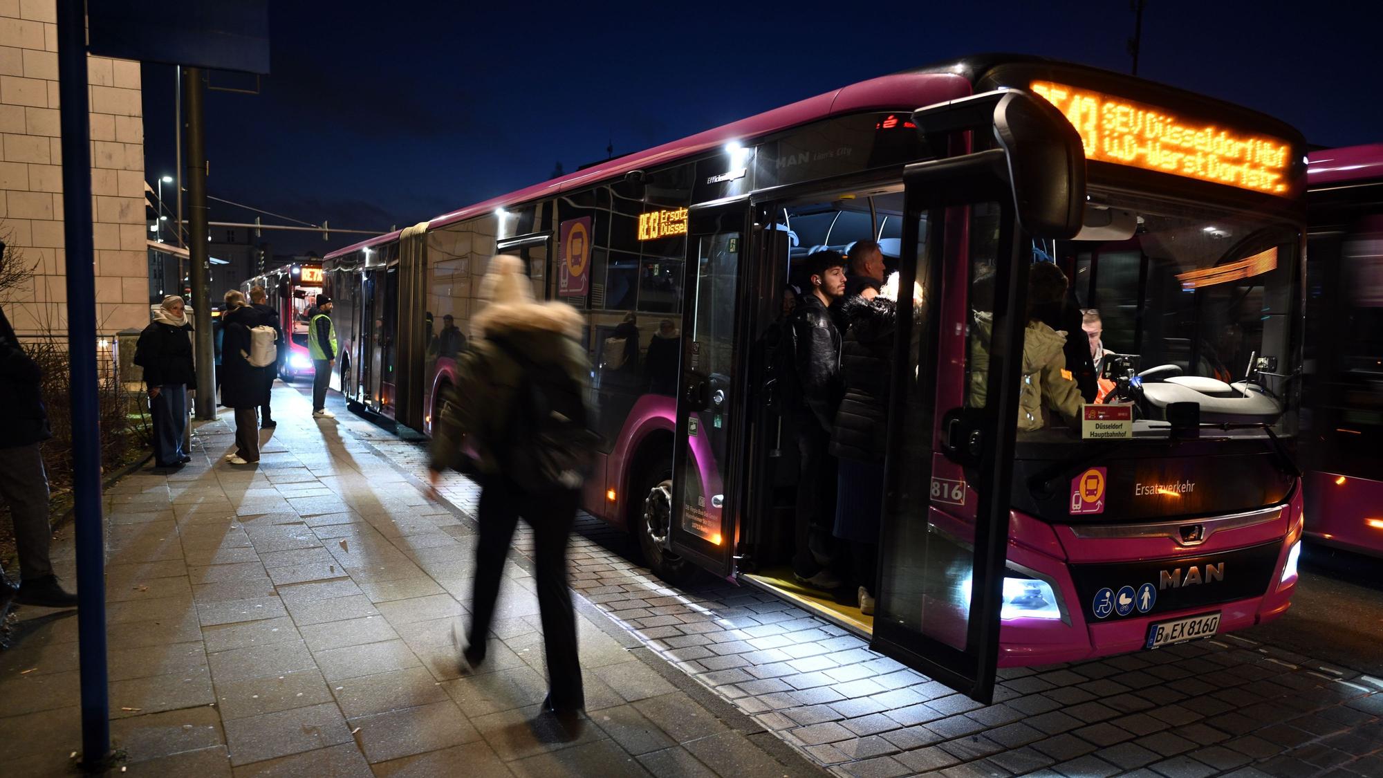 Passagiere steigen in einen Bus des Bahnersatzverkehrs. Wegen umfangreicher Bauarbeiten ist die wichtige Strecke von Köln über Wuppertal nach Hagen für gut fünf Monate dicht.