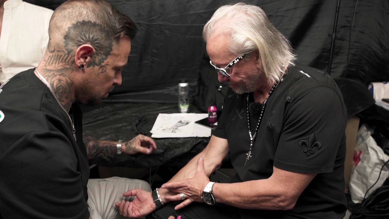 Nach Davina, Shania und Carmen denkt nun auch Robert über ein Tattoo nach und hält gleich den ganzen Unterarm hin.