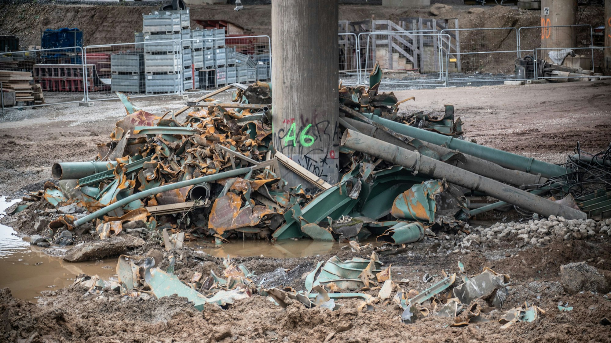 Abgeblätterter Schutzanstrich der Hochstraße A liegt überall herum.
