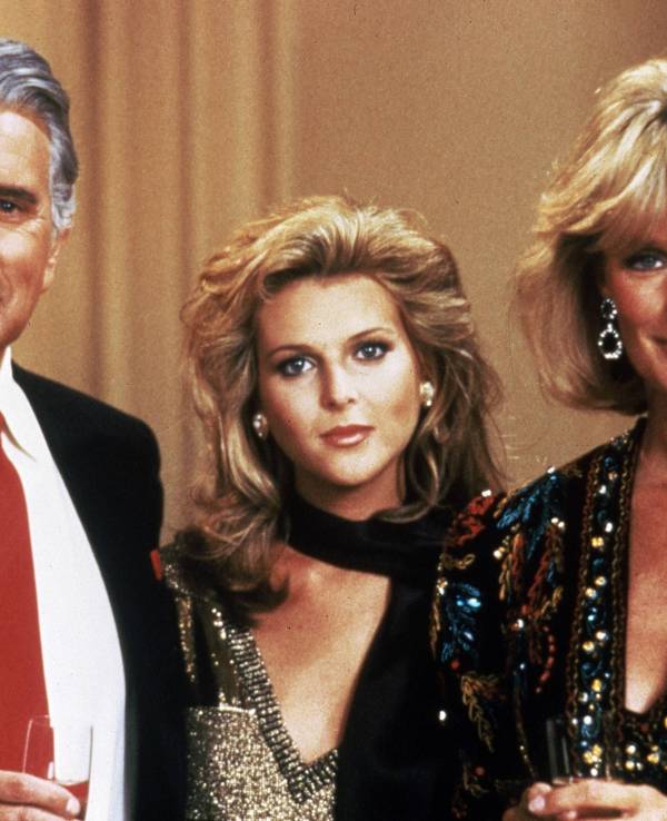 Catherine Oxenberg steht zwischen John Forsythe und Linda Evans.