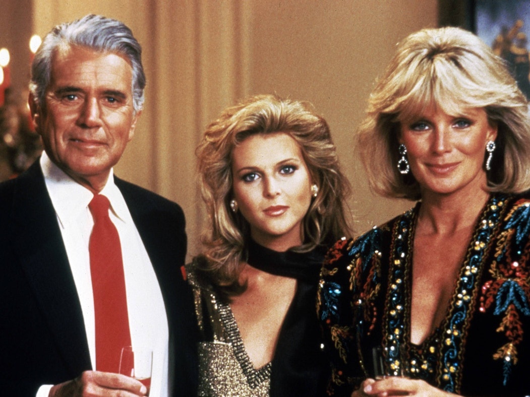 Catherine Oxenberg steht zwischen John Forsythe und Linda Evans.