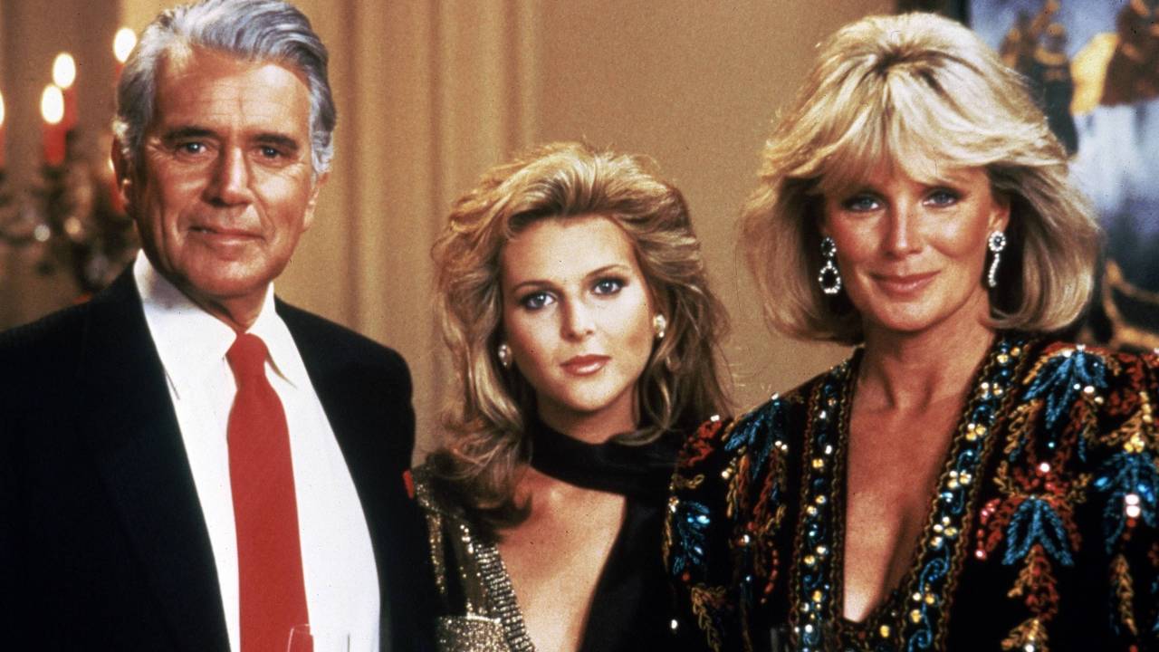 Catherine Oxenberg steht zwischen John Forsythe und Linda Evans.