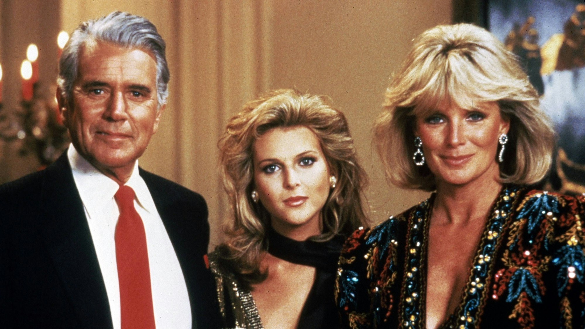 Catherine Oxenberg steht zwischen John Forsythe und Linda Evans.