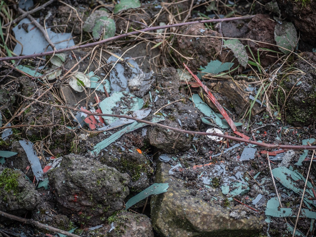 Im Baufeld liegen die Splitter des Schutzanstrichs der alten Hochstraße A.