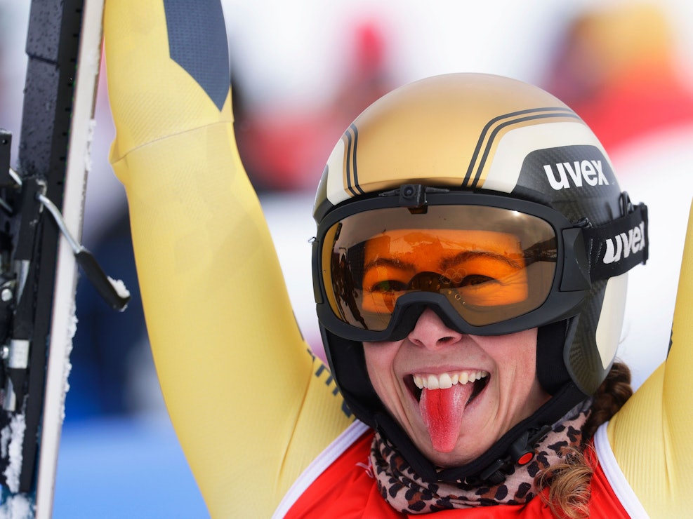 Daniela Maier jubelt über ihren Sieg und streckt dabei die Zunge raus, die auffällig rot gefärbt ist.