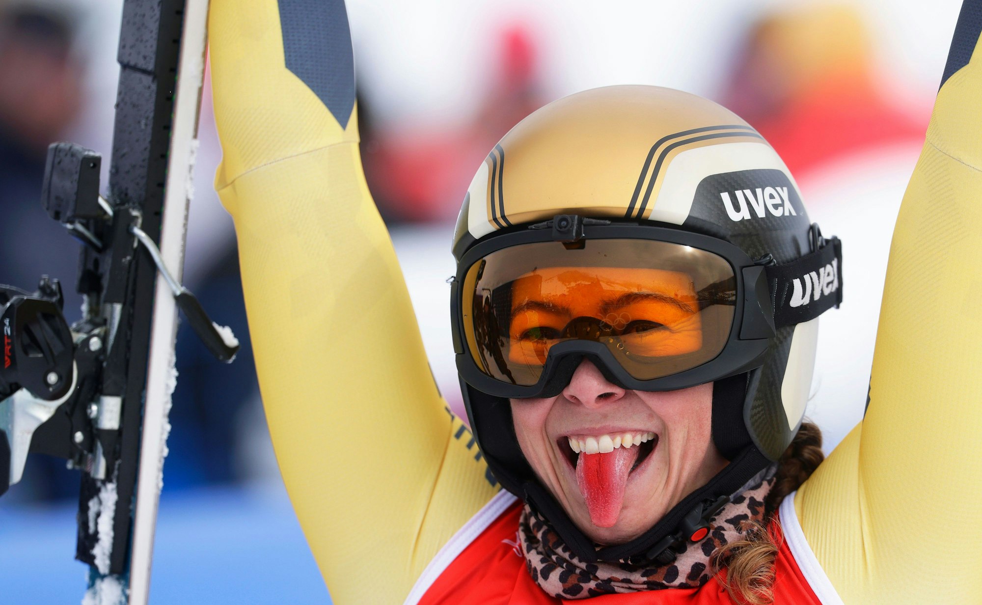 Daniela Maier jubelt über ihren Sieg und streckt dabei die Zunge raus, die auffällig rot gefärbt ist.