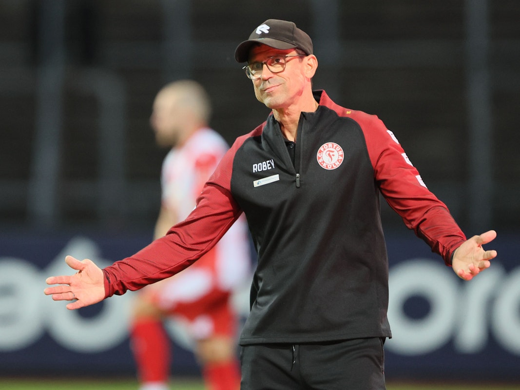 Fortuna-Coach Matthias Mink hebt fragend die Arme.