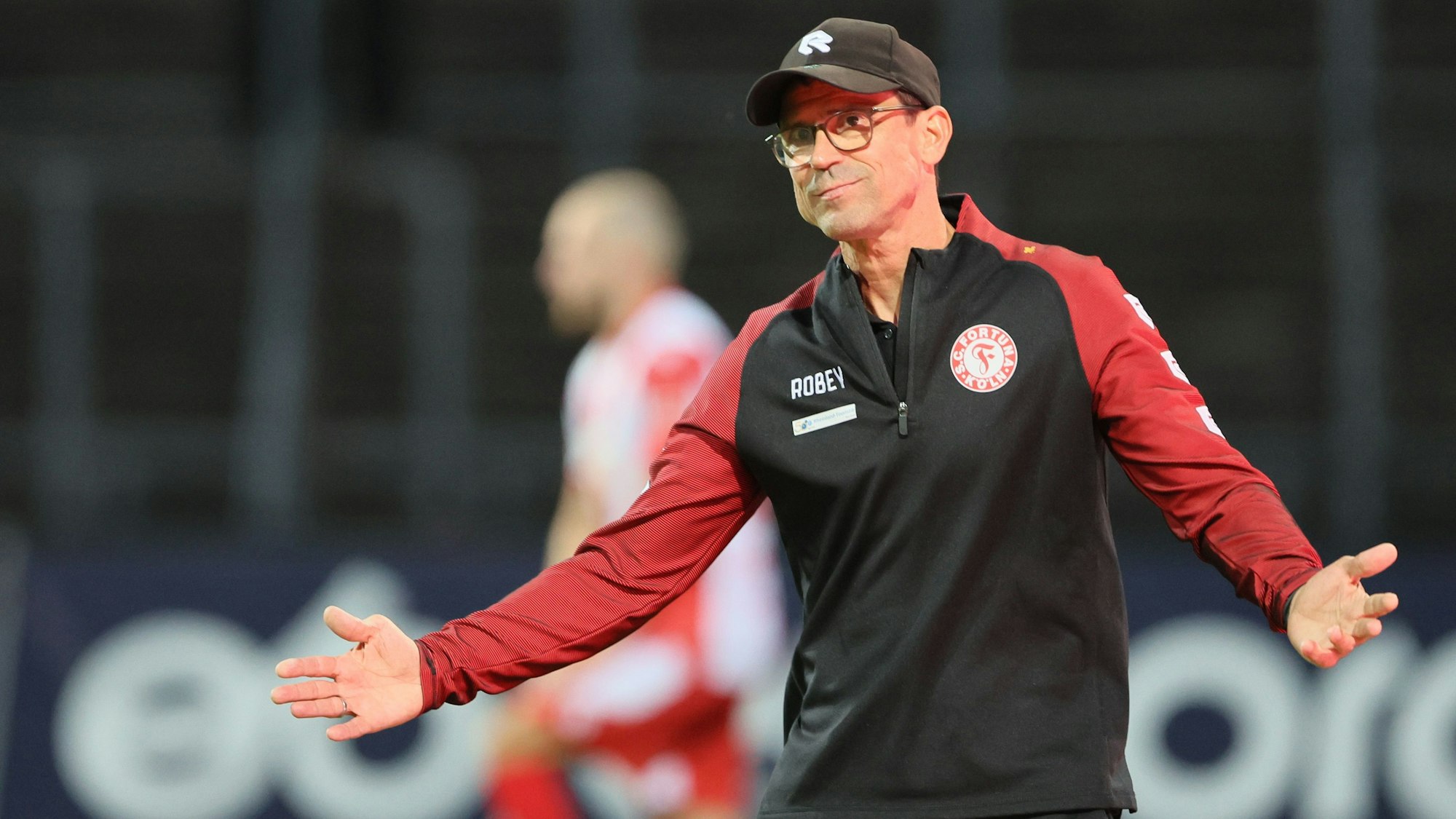 Fortuna-Coach Matthias Mink hebt fragend die Arme.
