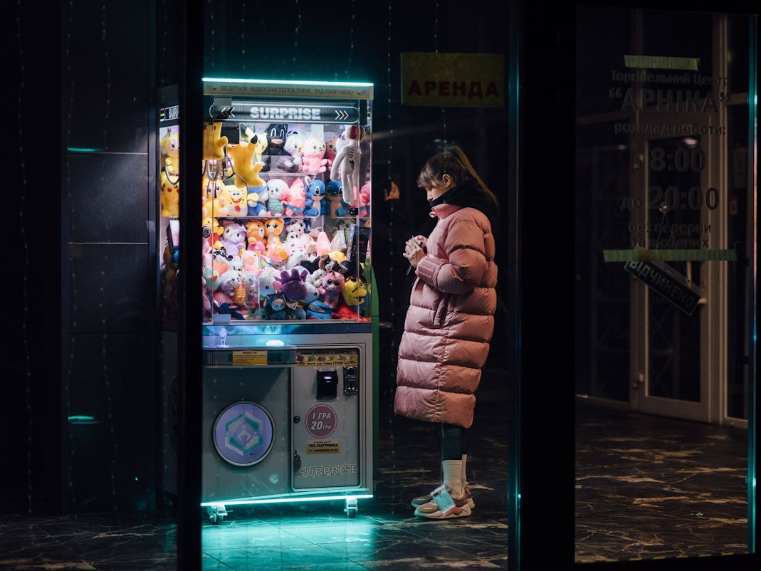 Ein Mädchen steht Ende Dezember neben einem Spielzeugautomaten, der während eines Stromausfalls in Dnipro mit Notstrom betrieben wird. Supermärkte, Geschäfte und andere öffentliche Einrichtungen in der ganzen Stadt sind aufgrund der Stromausfälle auf Generatoren angewiesen.