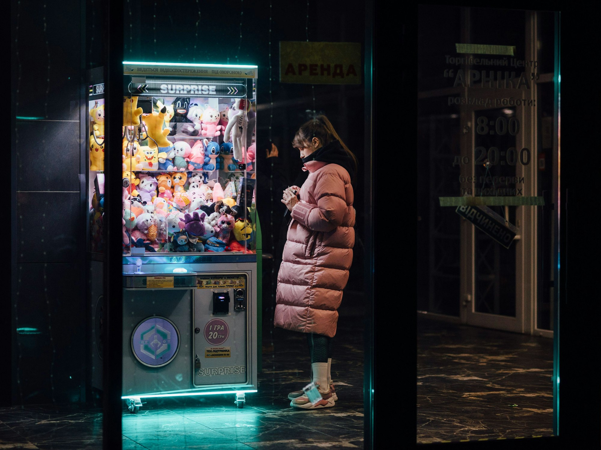 Ein Mädchen steht Ende Dezember neben einem Spielzeugautomaten, der während eines Stromausfalls in Dnipro mit Notstrom betrieben wird. Supermärkte, Geschäfte und andere öffentliche Einrichtungen in der ganzen Stadt sind aufgrund der Stromausfälle auf Generatoren angewiesen.