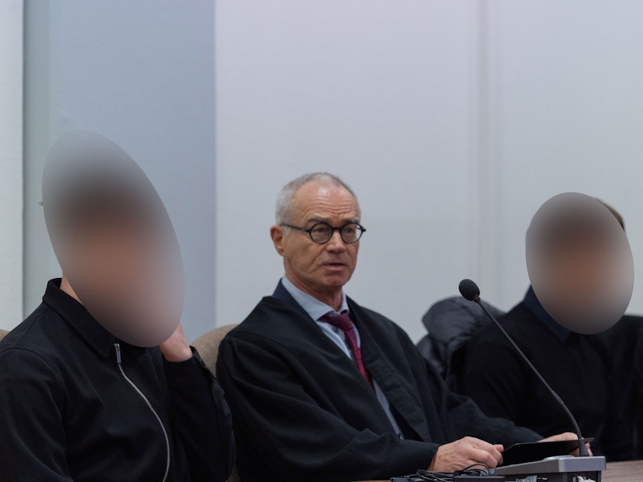 Die beiden Angeklagten sitzen im Landgericht neben ihren Anwälten. Die beiden jungen Männer sollen sich Ende 2023 auf der A555 ein Rennen geliefert haben. Bei Wesseling raste einer der Wagen gegen ein Auto, in dem zwei Frauen saßen - beide kamen ums Leben.