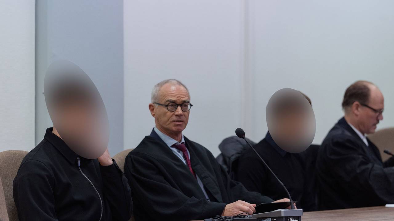 Die beiden Angeklagten sitzen im Landgericht neben ihren Anwälten. Die beiden jungen Männer sollen sich Ende 2023 auf der A555 ein Rennen geliefert haben. Bei Wesseling raste einer der Wagen gegen ein Auto, in dem zwei Frauen saßen - beide kamen ums Leben.
