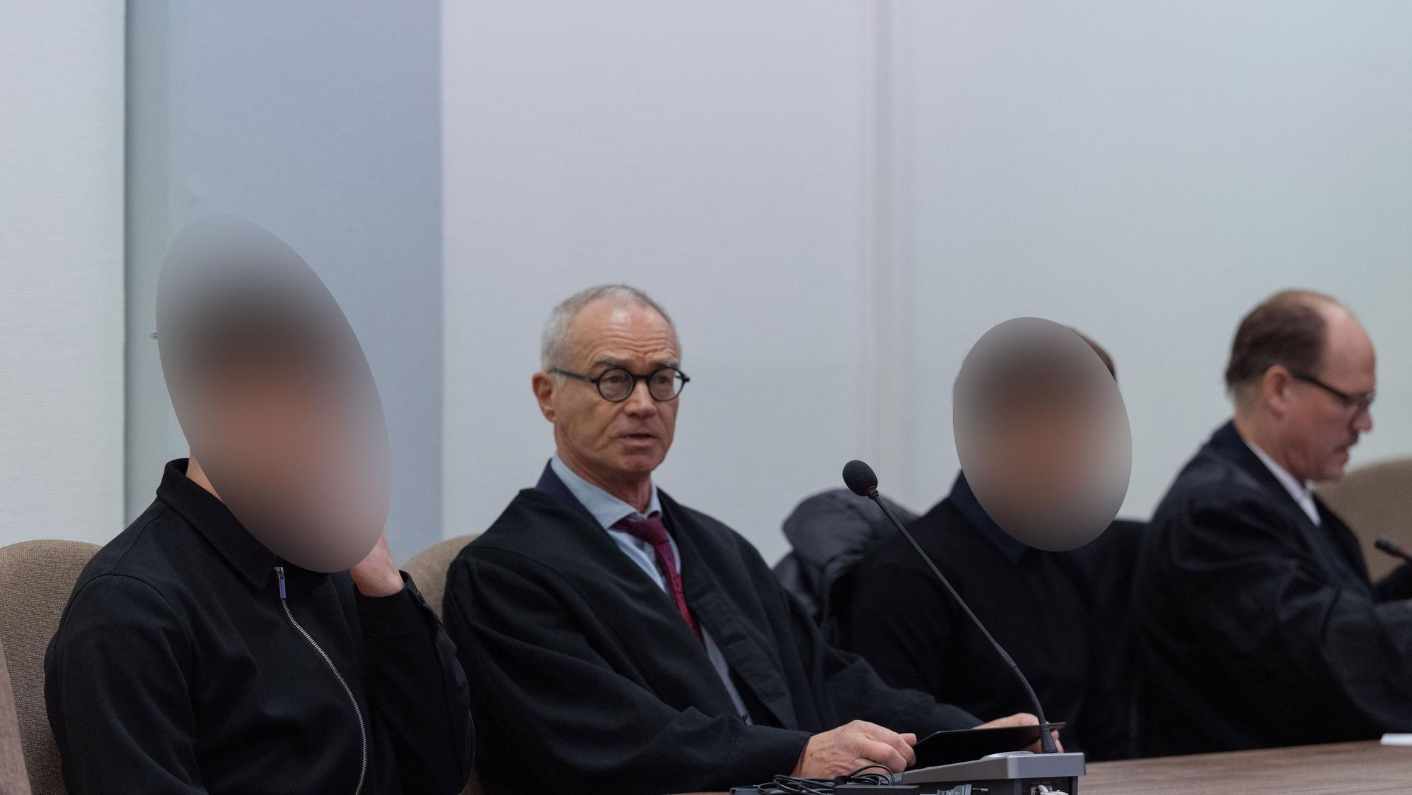 Die beiden Angeklagten sitzen im Landgericht neben ihren Anwälten. Die beiden jungen Männer sollen sich Ende 2023 auf der A555 ein Rennen geliefert haben. Bei Wesseling raste einer der Wagen gegen ein Auto, in dem zwei Frauen saßen - beide kamen ums Leben.