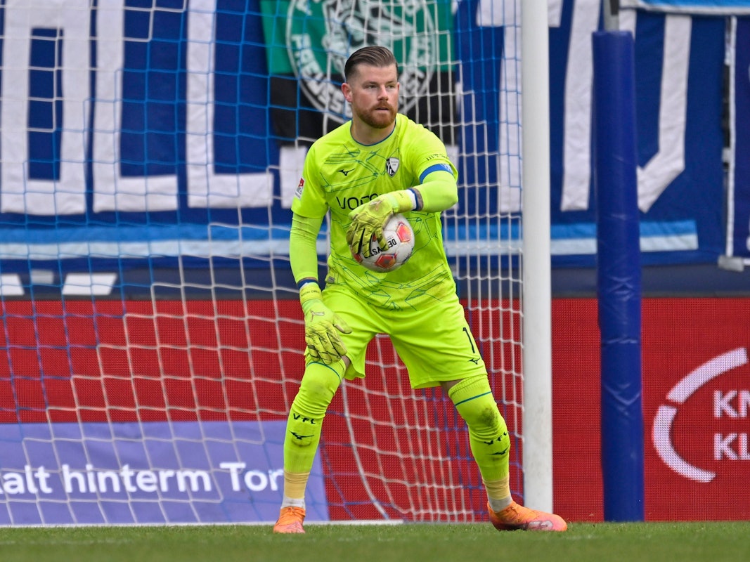 Torhüter Timo Horn hat beim Spiel den Ball in der Hand.