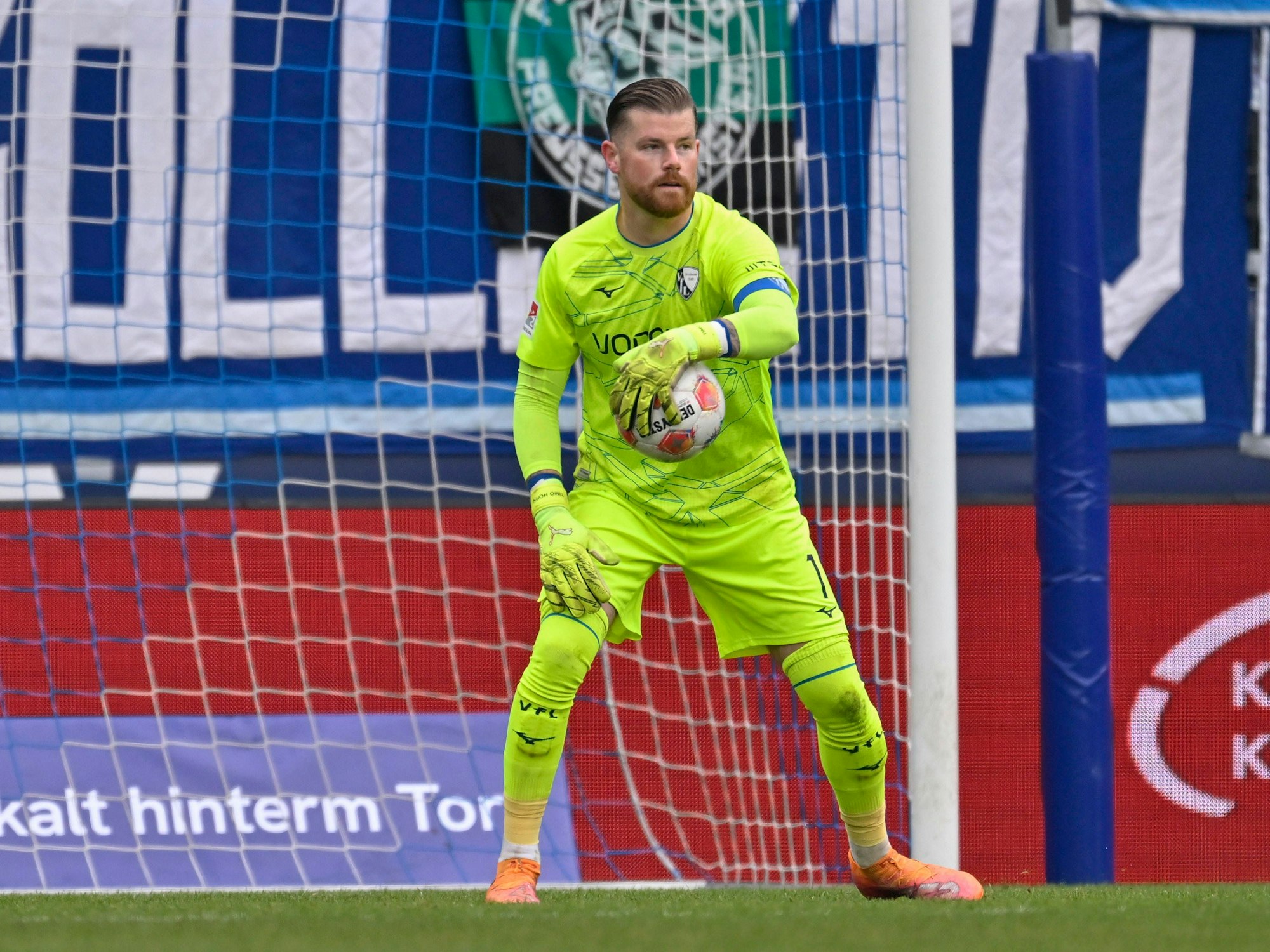 Torhüter Timo Horn hat beim Spiel den Ball in der Hand.