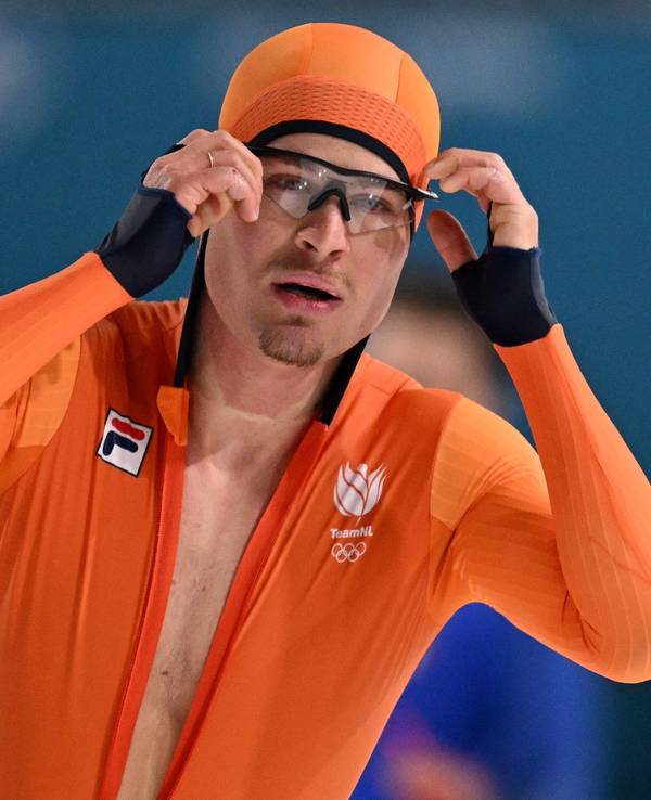 Joep Wennemars zieht sich die Brille vom Gesicht.